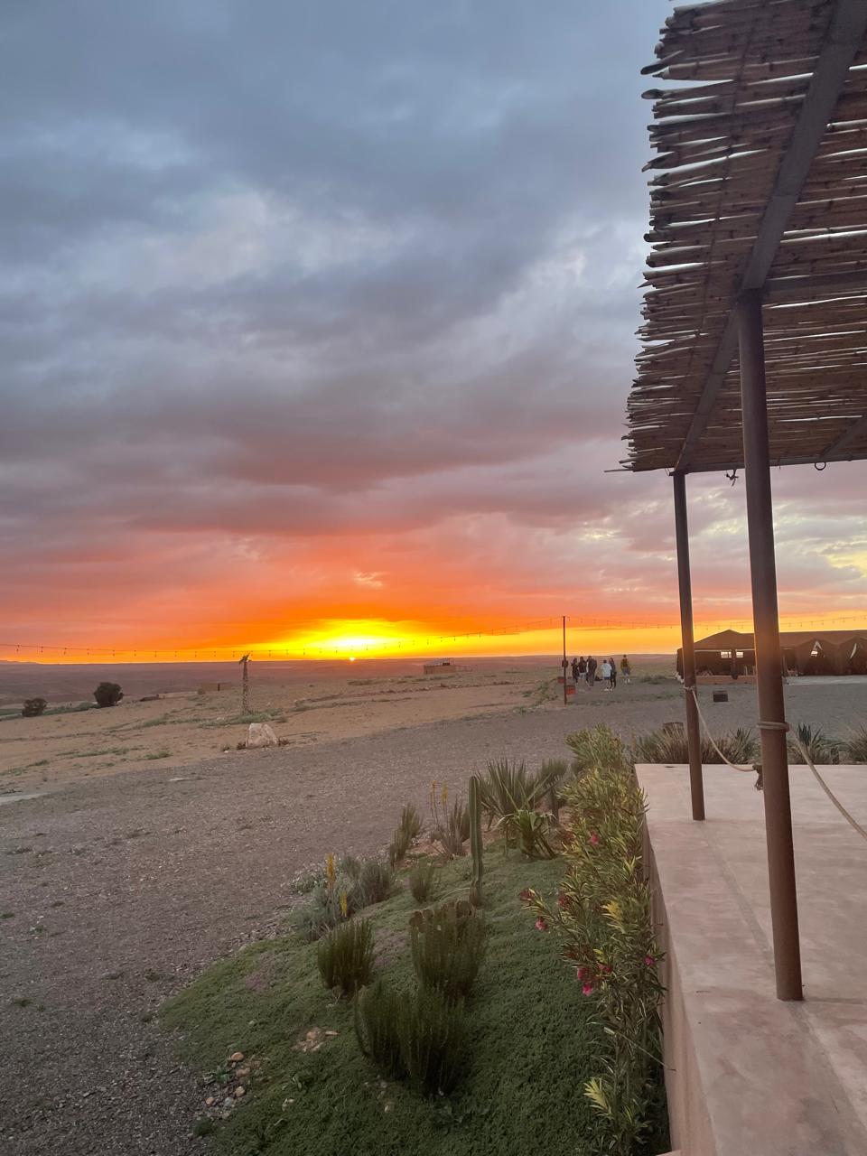 Dîner au coucher du soleil dans le désert